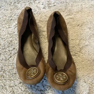 Tory Burch 7.5 brown flats gold logo